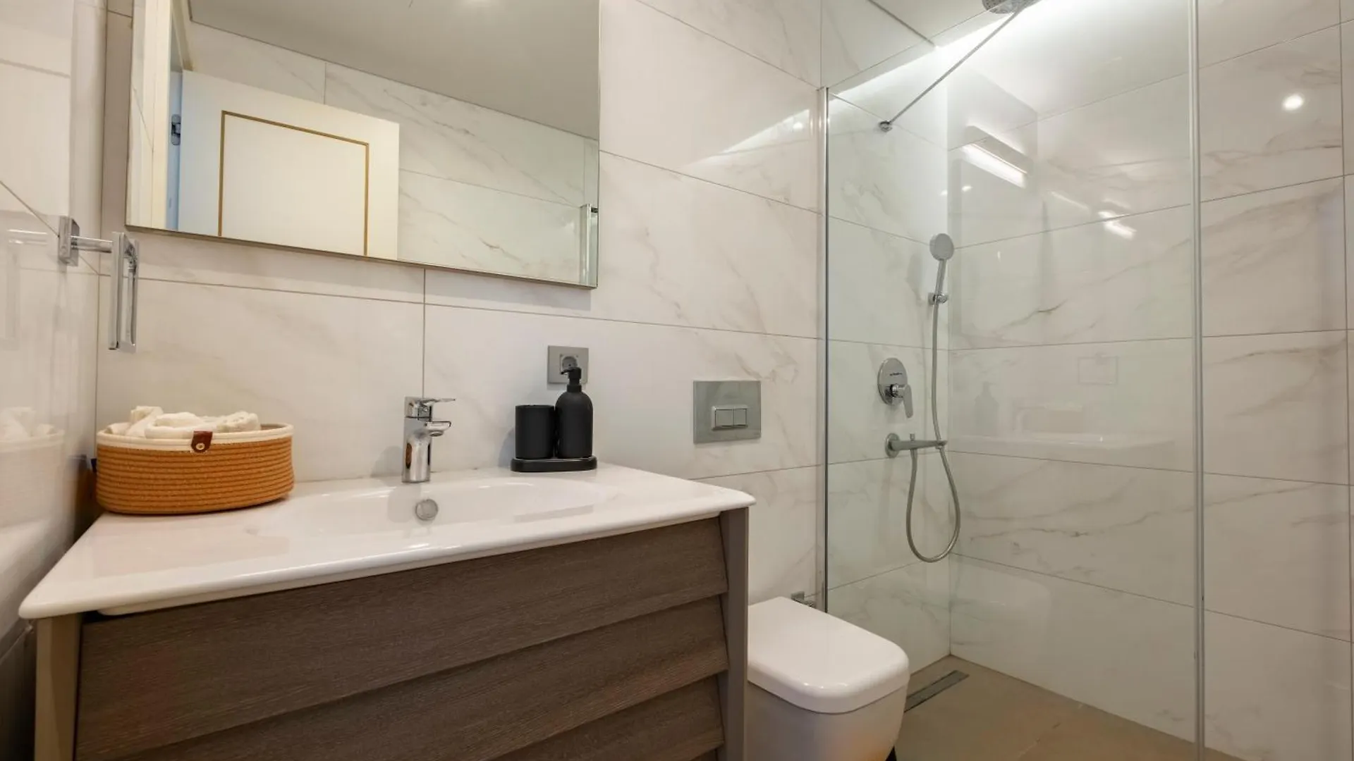 New Spacious Duplex - 3 Bedrooms And 2 Bathrooms - Elevator - New Building İstanbul