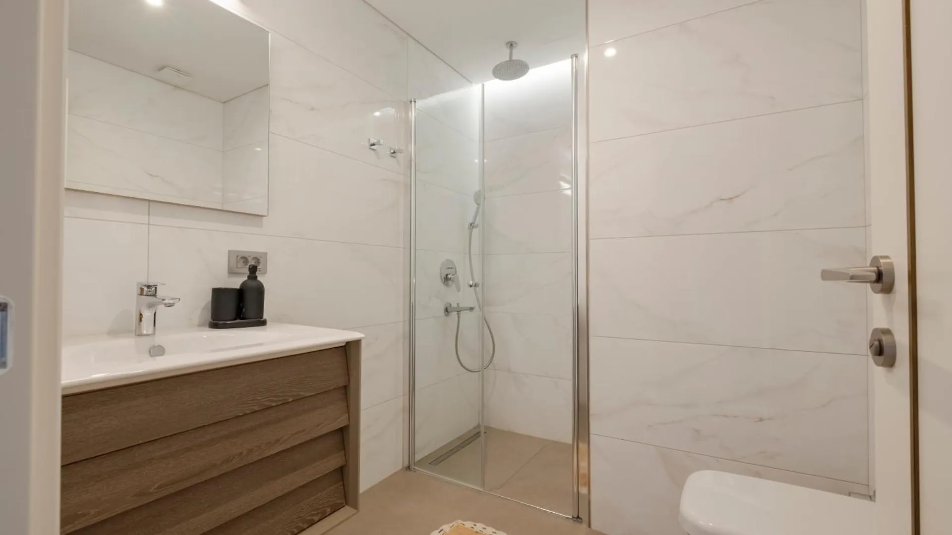 New Spacious Duplex - 3 Bedrooms And 2 Bathrooms - Elevator - New Building İstanbul Daire